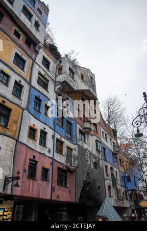 L'Hundertwasserhaus è un complesso residenziale del comune di Vienna, costruita dal 1983 al 1985, si trova in L'angolo di Kegelgasse 34–38 Foto Stock