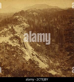 Emigrant Gap Ridge, 84 miglia, Old Man Mountain, Red Mountain, Castle Peak in Distance., Watkins, Carleton E. (1829-1916), Central Pacific Railroad Company Foto Stock