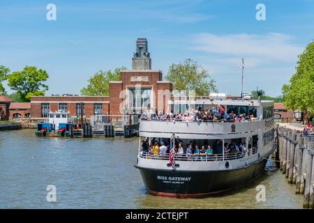 Passeggeri sul traghetto per Liberty Island a New York City Foto Stock