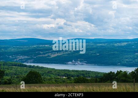 Escursioni a piedi attraverso la Finger Lakes National Forest: Dove la natura serena e i sentieri panoramici rendono l'avventura all'aperto. Foto Stock