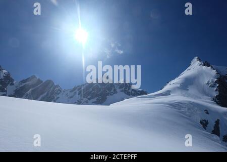 L'eveque coperto di neve, una cima di montagna nel mezzo dei ghiacciai sopra Arolla nelle alpi svizzere Foto Stock