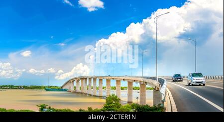 Traffico My Loi ponte sul fiume Mekong in mattina. Un ponte lungo 2,691 metri collega le province di Long An, Tien Giang allo sviluppo economico di Tien Giang Foto Stock