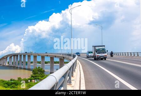 Traffico My Loi ponte sul fiume Mekong in mattina. Un ponte lungo 2,691 metri collega le province di Long An, Tien Giang allo sviluppo economico di Tien Giang Foto Stock