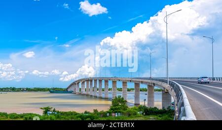 Traffico My Loi ponte sul fiume Mekong in mattina. Un ponte lungo 2,691 metri collega le province di Long An, Tien Giang allo sviluppo economico di Tien Giang Foto Stock