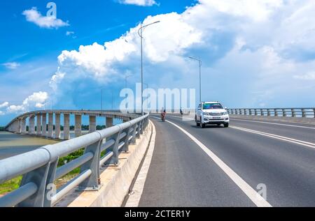 Traffico My Loi ponte sul fiume Mekong in mattina. Un ponte lungo 2,691 metri collega le province di Long An, Tien Giang allo sviluppo economico di Tien Giang Foto Stock