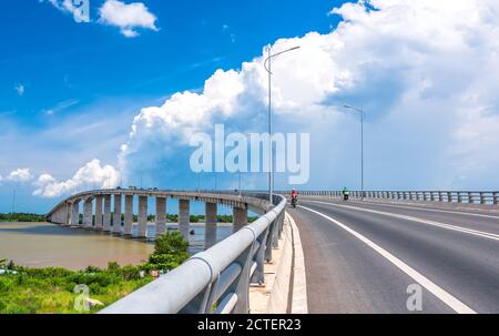 Traffico My Loi ponte sul fiume Mekong in mattina. Un ponte lungo 2,691 metri collega le province di Long An, Tien Giang allo sviluppo economico di Tien Giang Foto Stock