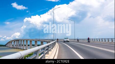 Traffico My Loi ponte sul fiume Mekong in mattina. Un ponte lungo 2,691 metri collega le province di Long An, Tien Giang allo sviluppo economico di Tien Giang Foto Stock