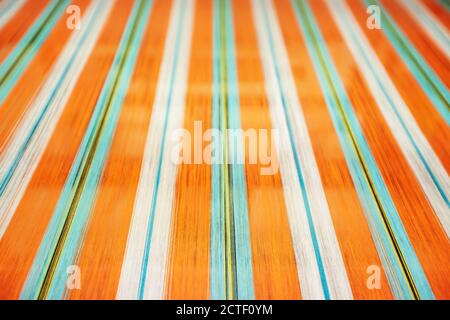 Primo piano della tessitura del cotone caratteristica dei tessuti thailandesi, modello semplice ed elegante, tessitura tradizionale thailandese. Messa a fuoco selettiva. Foto Stock