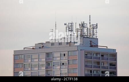 Campo antenna di comunicazione su tetto piatto, Francia Foto Stock