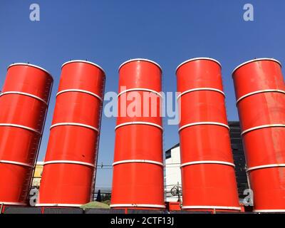 Vista ad angolo basso dell'unità di miscelazione bentonite con silo bentonite in cantiere. Foto Stock