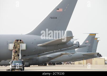 Gli aeristi della 185a ala di rifornimento della Guardia nazionale aerea dell'Iowa a Sioux City scaricano le borse personali dal retro di una US Air Force KC-46 Pegasus assegnata alla 157a ala di rifornimento della Guardia nazionale aerea del New Hampshire a Sioux City, Iowa, il 17 settembre 2020. L'aeromobile sta riportando i membri del 185th ARW a Sioux City seguendo un allenamento di mobilità. Air National Guard foto di Senior Master Sgt Vincent De Groot Foto Stock