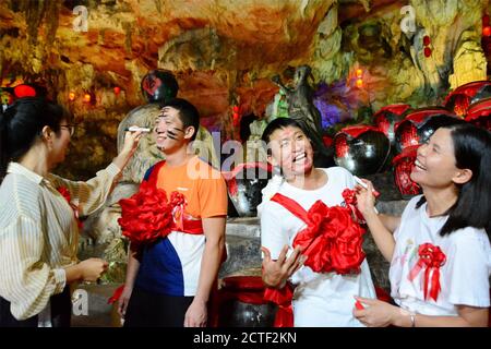 Giocando a giochi e vestendo con il fiore rosso, oltre 1500 coppie, che sono state attratte dall'attività, prova la tradizionale cerimonia di nozze cinese ad un Ka Foto Stock