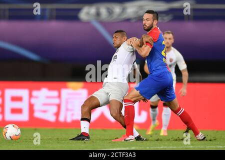 Il calciatore brasiliano Ricardo Lopes Pereira, o semplicemente Ricardo Lopes, di Shanghai SIGG F.C., a sinistra, e il giocatore di calcio serbo Jagos Vukovic di Qingdao Foto Stock