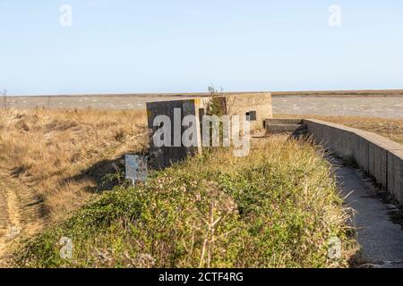 Seconda guerra mondiale scatola di pillole militari strutture di difesa, fiume ore e Orford Ness Hollesley, Suffolk, Inghilterra, Regno Unito Foto Stock