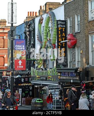 Il volto che cambia della strada alta. Acquirenti e negozianti su Camden High Street, dove i negozi e le bancarelle sono aperti per affari, circa sei mesi dopo la sera di marzo 23, quando il primo ministro Boris Johnson ha annunciato restrizioni a livello nazionale. Foto Stock