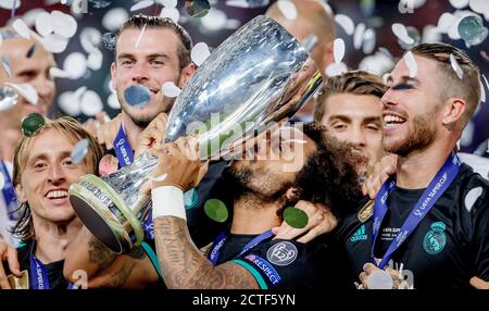 Skopje, Mazedonien. 8 agosto 2017. Firo: 08.08.2017 Calcio: Modo UEFA Supercup European Supercup Final Manchester United - Real Madrid 1: 2 premiazione RealD Madrid vince la coppa Marcelo del Real Madrid solleva il Trofeo UEFA Super Cup Marcelo bacia la coppa, Trophae | Usage Worldwide Credit: dpa/Alamy Live News Foto Stock