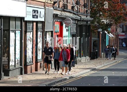 Il volto che cambia della strada alta. I pedoni passano accanto ai negozi di Division Street a Sheffield, South Yorkhire, molti dei quali sono chiusi, circa sei mesi dopo la sera del 23 marzo, quando il primo ministro Boris Johnson ha annunciato restrizioni a livello nazionale. Foto Stock