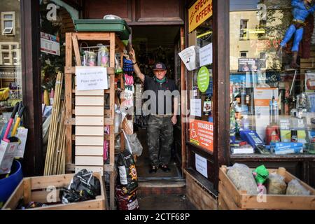 Il volto che cambia della strada alta. Derek Knapman, proprietario del negozio di ferramenta dei Lion Stores a North Street Bedminster, Bristol, attende i clienti, dove offre solo il servizio di porta agli acquirenti e li preleverà dal negozio, nel tentativo di prevenire la diffusione del coronavirus, Circa sei mesi dopo la sera del marzo 23, quando il primo ministro Boris Johnson ha annunciato restrizioni a livello nazionale. Foto Stock