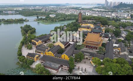 Una vista aerea del Tempio di Jinshan, un tempio buddista situato nella città di Zhenjiang, nella provincia di Jiangsu, nella Cina orientale, il 27 agosto 2020. *** Local Caption ** Foto Stock