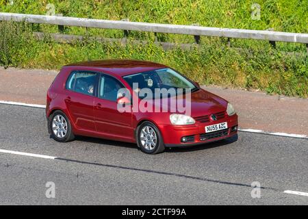 2005 Red 2005 Volkswagen Golf GT TDI HATCHBACK Diesel Manuale; traffico veicolare veicoli in movimento, automobili che guidano veicoli su strade del Regno Unito, motori, motori sulla rete autostradale M6. Foto Stock