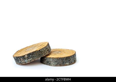 Due cilindri rotondi in legno su sfondo bianco. Può essere utilizzato per la presentazione di prodotti ecologici. Spazio di copia. Vista frontale. Foto Stock