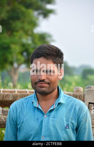 TIKAMGARH, MADHYA PRADESH, INDIA - 15 SETTEMBRE 2020: Coltivatore indiano a campo di sesamo. Foto Stock