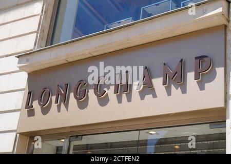 Bordeaux , Aquitaine / Francia - 09 20 2020 : Longchamp segno e logo del negozio marchio di lusso francese di proprietà del gruppo LVMH Foto Stock