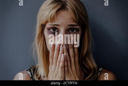 Fermare la violenza contro le donne concetto Foto Stock