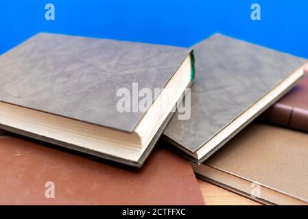 alcuni libri su tavola di legno e blu sfocato sfondo Foto Stock