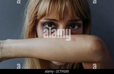 Fermare la violenza contro le donne concetto Foto Stock