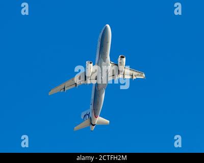 Heraklion, Grecia - 16 agosto 2020 - un Airbus 320-232 (SX-DVX) di Aegean Airlines dopo il decollo dall'aeroporto di Heraklion Foto Stock