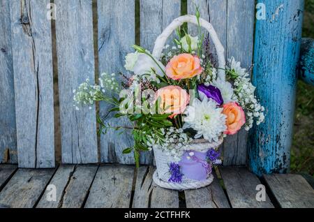 Bouquet di rose arancioni e crisantemi su sfondo ligneo. Bouquet di fiori foto. Foto Stock