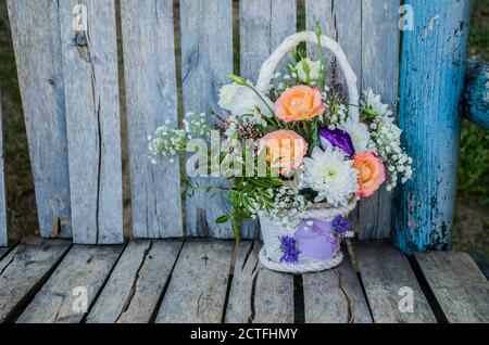 Bouquet di rose arancioni e crisantemi su sfondo ligneo. Bouquet di fiori foto. Foto Stock