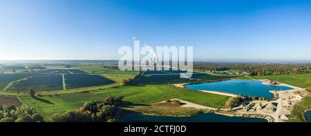 Vista aerea dal Donauried vicino a Lauingen con le torri di raffreddamento della centrale nucleare di Gundremmingen, un parco solare e l'estrazione di ghiaia Foto Stock