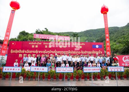 (200923) -- VIENTIANE, 23 settembre 2020 (Xinhua) -- gli ingegneri cinesi e lao posano per una foto di gruppo alla cerimonia di perforazione del tunnel di Ban Phoukeu che si tiene all'uscita del tunnel a Muang Nga nella provincia di Oudomxay, Laos, il 22 settembre 2020. Un'azienda di ingegneria ferroviaria cinese il martedì ha perforato attraverso il tunnel di Ban Phoukeu, l'ultimo grande tunnel lungo quasi 9,000 metri lungo la ferrovia Cina-Laos. Ha segnato un'importante pietra miliare nella costruzione della ferrovia transfrontaliera e ha gettato solide basi per il tempestivo completamento del mega progetto. (Foto di Kaikeo Saiyasane/Xinhu Foto Stock