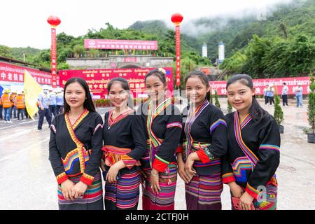 (200923) -- VIENTIANE, 23 settembre 2020 (Xinhua) -- le ragazze del Lao, nei loro abiti tradizionali festosi, posano per le foto alla cerimonia di perforazione-attraverso il tunnel di Ban Phoukeu tenuto all'uscita del tunnel a Muang Nga della provincia di Oudomxay, Laos, il 22 settembre 2020. Un'azienda di ingegneria ferroviaria cinese il martedì ha perforato attraverso il tunnel di Ban Phoukeu, l'ultimo grande tunnel lungo quasi 9,000 metri lungo la ferrovia Cina-Laos. Ha segnato un'importante pietra miliare nella costruzione della ferrovia transfrontaliera e ha gettato solide basi per il tempestivo completamento del mega progetto. (Foto di Kaikeo Foto Stock