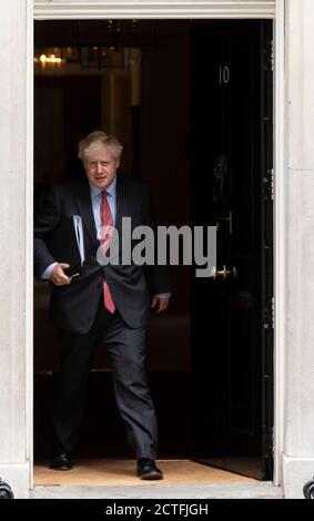 Londra, Gran Bretagna. 22 settembre 2020. Il primo ministro britannico Boris Johnson lascia 10 Downing Street per la House of Commons a Londra, Gran Bretagna, il 22 settembre 2020. Martedì il primo ministro britannico Boris Johnson ha annunciato nuove misure restrittive per affrontare un forte aumento dei casi di coronavirus del paese. Johnson ha confermato che da giovedì, tutti i pub, bar e ristoranti in Inghilterra devono operare solo un servizio al tavolo - ad eccezione delle takeaways -- e sarà costretto a chiudere alle 10:00 CET (2100 GMT). Credit: Han Yan/Xinhua/Alamy Live News Foto Stock