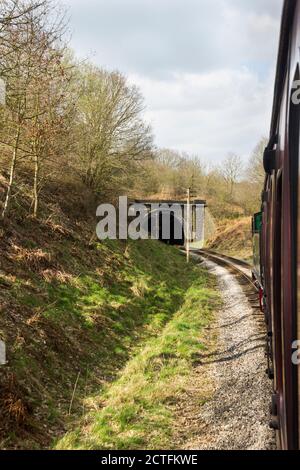 Treno a vapore Heritage che si avvicina al tunnel Mytholmes lungo 75 metri tra Haworth e Oakworth sulla Keighley & Worth Valley Railway, West Yorkshire Foto Stock