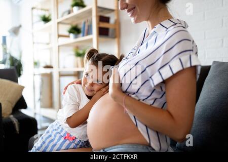 La famiglia felice, solidarietà, amore. Bella donna incinta con bambino carino Foto Stock