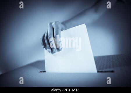 Immagine concettuale di una persona che vota, che ha fatto un voto in una stazione di voto, durante le elezioni. Foto Stock