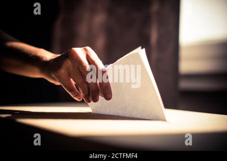 Immagine concettuale di una persona che vota, che ha fatto un voto in una stazione di voto, durante le elezioni. Foto Stock