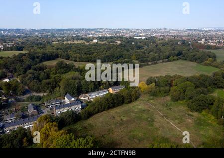 Vista aerea del Beckenham Place Park preso da un drone, volando 100 M sopra il campo da gioco di Warren Avenue, Lewisham. Foto Stock
