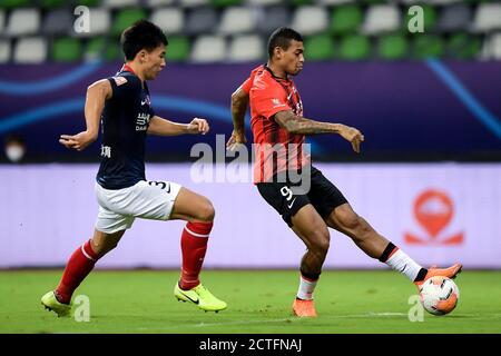 Il calciatore brasiliano Ricardo Lopes Pereira, o semplicemente Ricardo Lopes, di Shanghai SIGG F.C., a destra, protegge la palla durante la settima partita Foto Stock