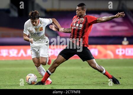 Il calciatore brasiliano Ricardo Lopes Pereira, o semplicemente Ricardo Lopes, di Shanghai SIGG F.C., a destra, tenta di rubare la palla durante il quarto turno Foto Stock