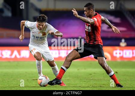 Il calciatore brasiliano Ricardo Lopes Pereira, o semplicemente Ricardo Lopes, di Shanghai SIGG F.C., a destra, tenta di rubare la palla durante il quarto turno Foto Stock