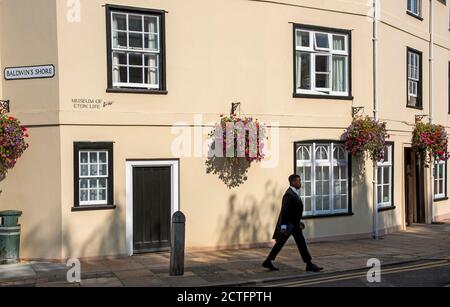 Eton, Berkshire, Inghilterra, Regno Unito. Settembre 2020. Gli studenti dell'Eton College indossano alcune maschere durante la chiusura a chiave del Covid-19 camminando tra le lezioni di questo famoso Foto Stock