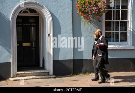 Eton, Berkshire, Inghilterra, Regno Unito. Settembre 2020. Gli studenti dell'Eton College indossano alcune maschere durante la chiusura a chiave del Covid-19 camminando tra le lezioni di questo famoso Foto Stock