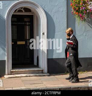 Eton, Berkshire, Inghilterra, Regno Unito. Settembre 2020. Gli studenti dell'Eton College indossano alcune maschere durante la chiusura a chiave del Covid-19 camminando tra le lezioni di questo famoso Foto Stock