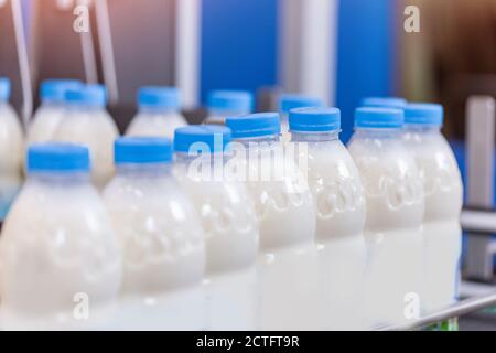 Impianto di imbottigliamento della linea di produzione del latte, impianto caseario per attrezzature industriali Foto Stock