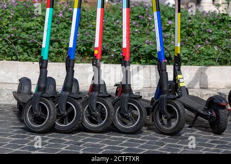 Roma, Italia - 20 settembre 2020: Parcheggio in strada in una fila di alcuni scooter elettrici di varie società di noleggio. Foto Stock